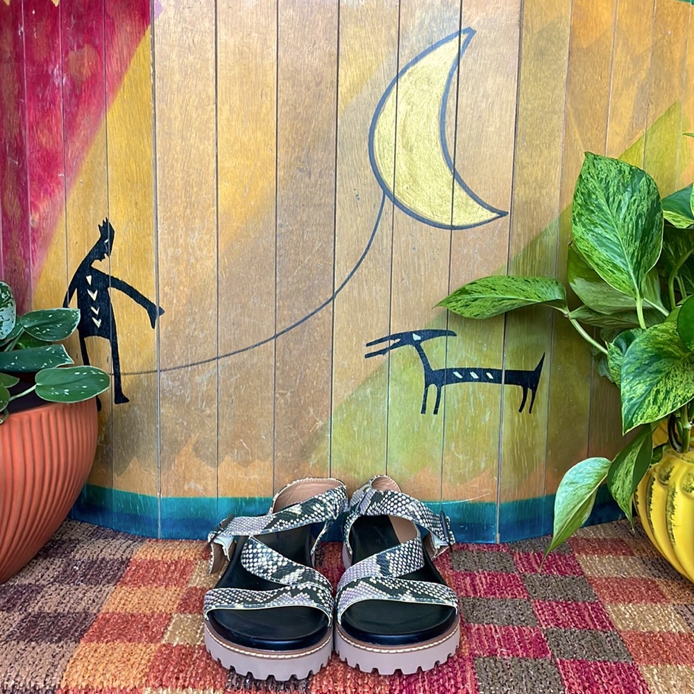 Universal Thread snake print sandals NWOT